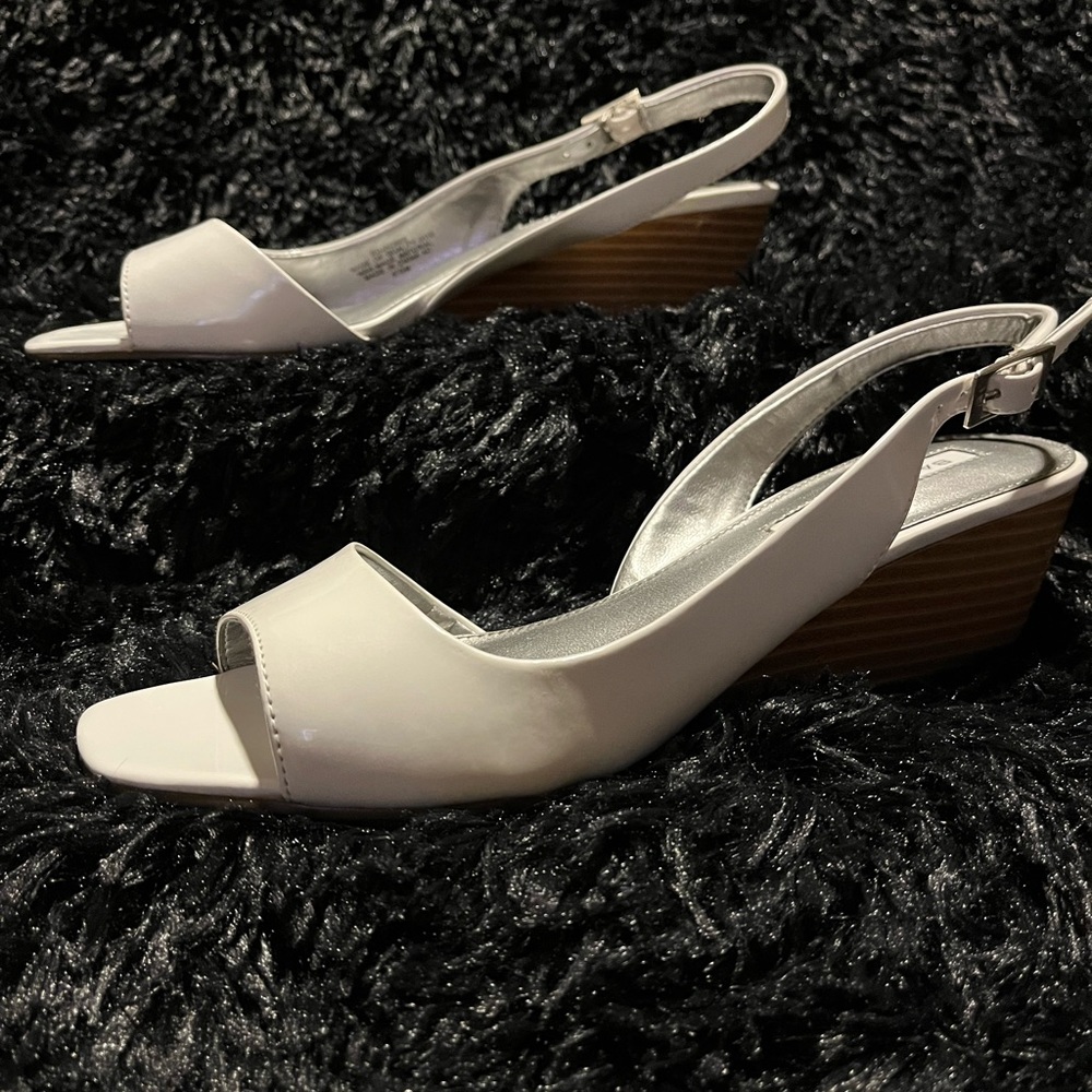 White Bandolino NWOT  BDJackee 8 1/2 medium Never Worn Slingback Low Wedge